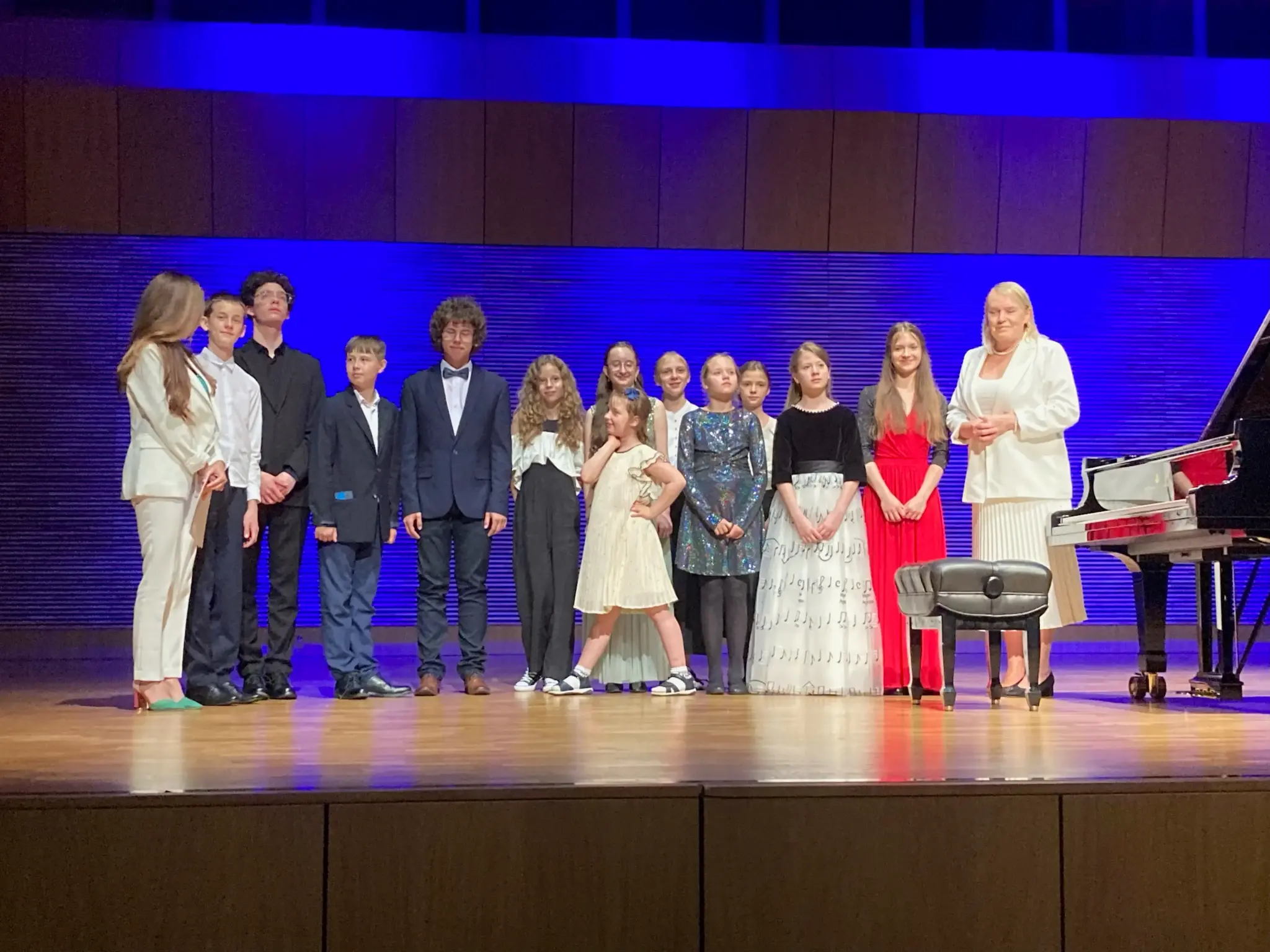 Laureaci Międzynarodowego Konkursu Muzycznego „Music Is Life” na scenie.